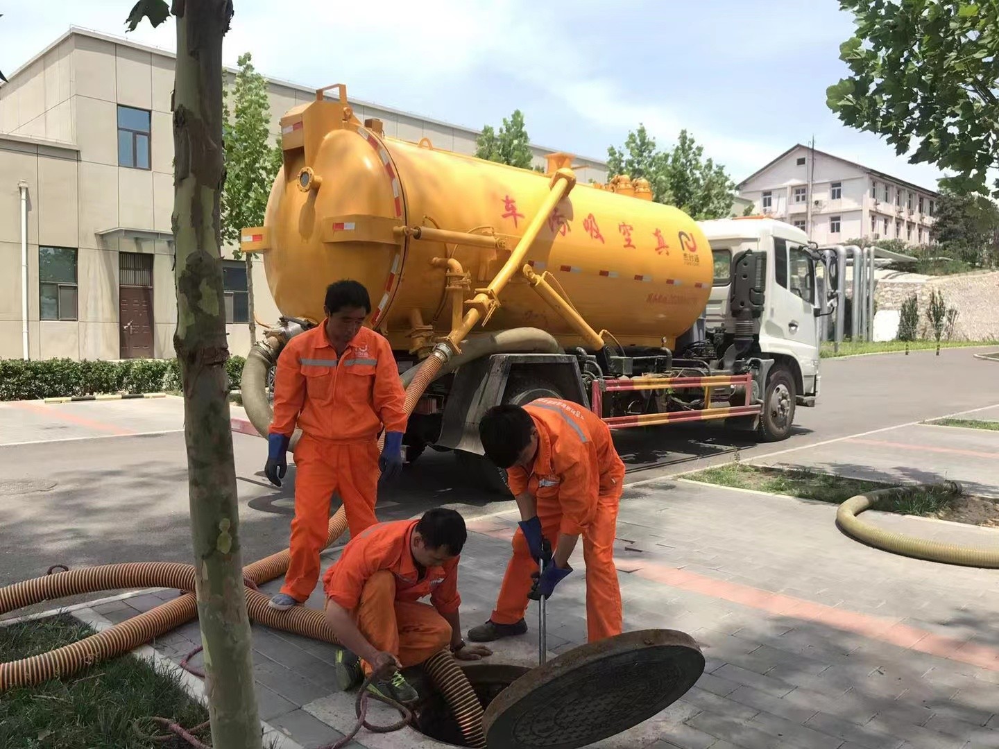 荣成管道疏通车停在窨井附近