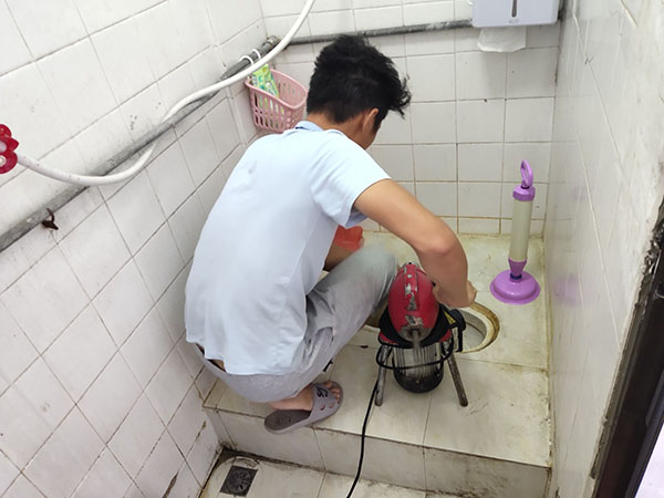 荣成肥皂掉到马桶里把马桶堵住了怎么办？马桶堵住了怎么办