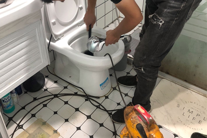 荣成马桶堵塞自己疏通还是找师傅？专业上门服务让你省时更省心
